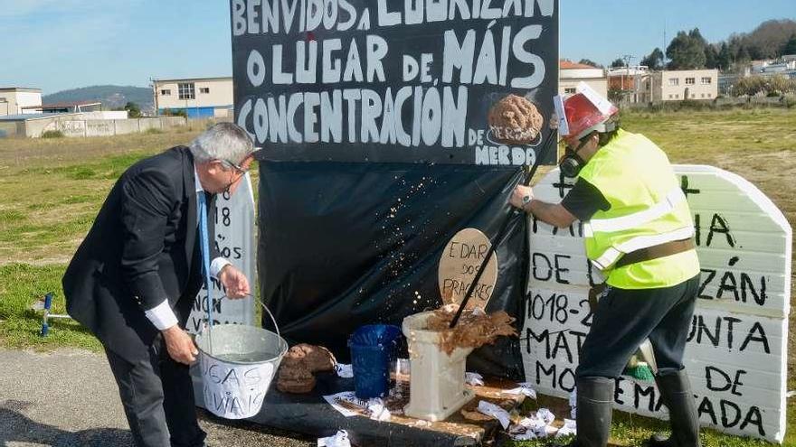 Protesta de los vecinos de Lourizán contra la ampliación de la depuradora. // Rafa Vázquez