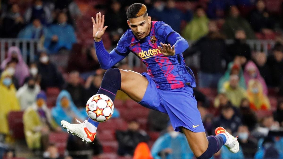 El defensa uruguayo del FC Barcelona, Ronald Araujo, remata el balón en la jugada del gol anulado