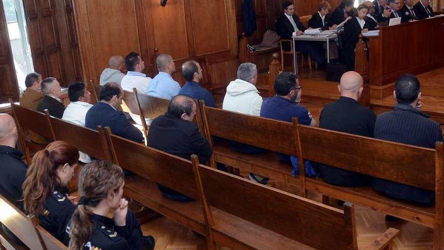 Los trece acusados que comparecieron en el juicio, en el banquillo de la Audiencia de Pontevedra. // R.V.