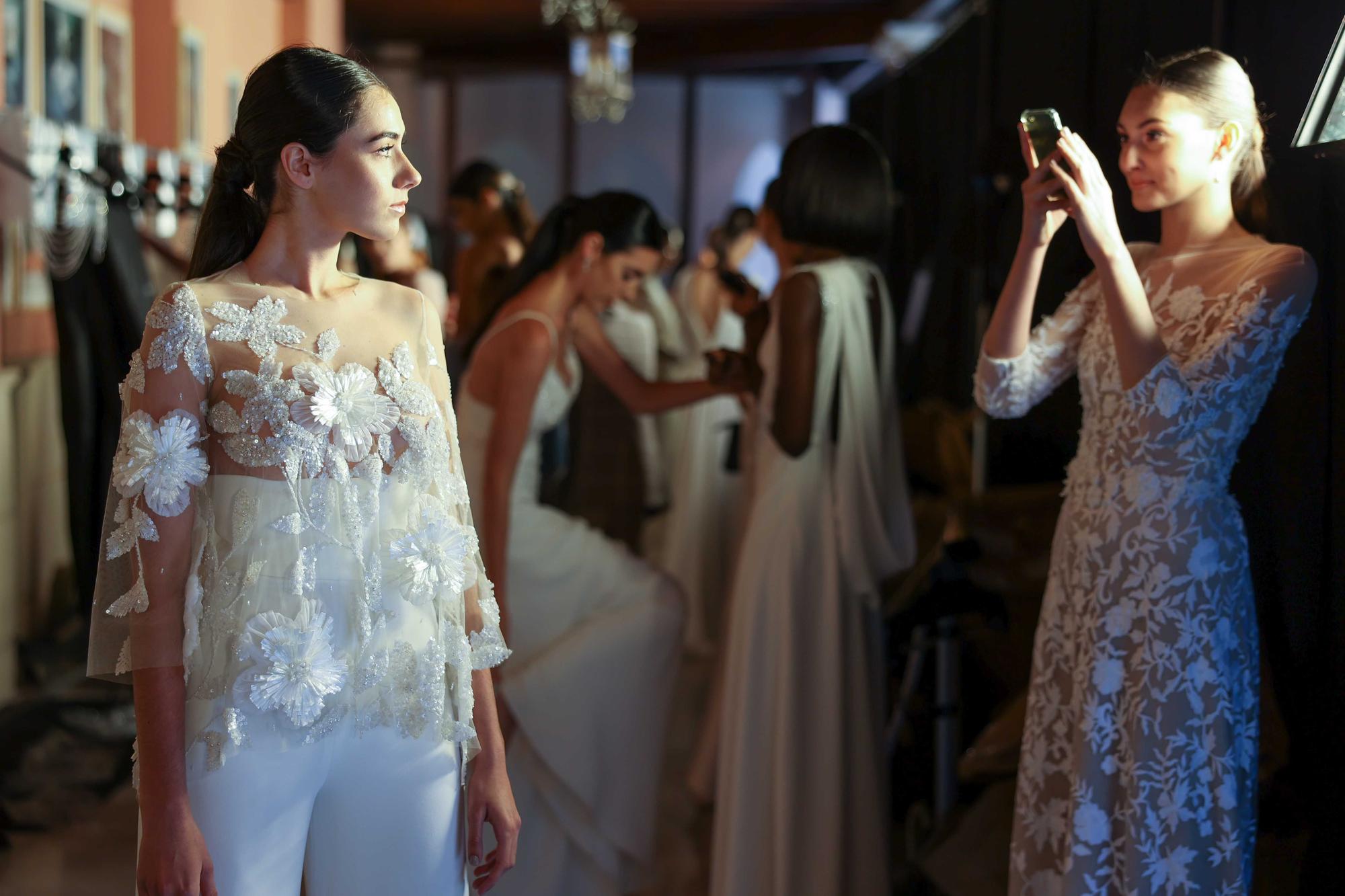 Las modelos se preparan para el desfile de Hannibal Laguna.