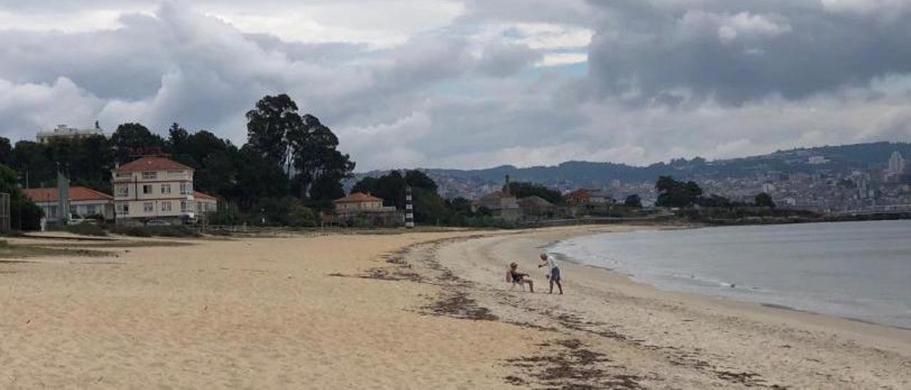 El arenal urbano, ayer, sin bandera y casi sin pocos usuarios. |   // G.N.