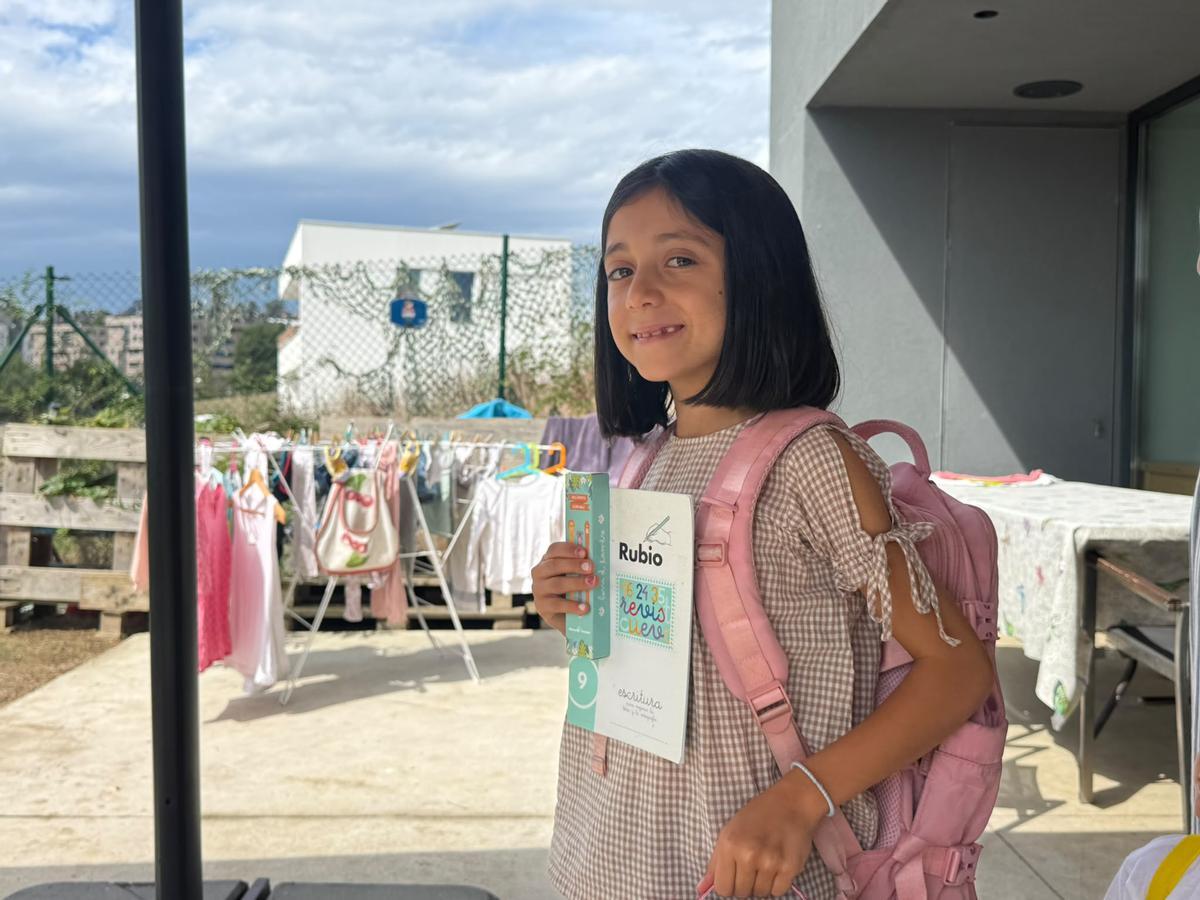 Luz María Rubial, con su mochila y un cuaderno Rubio para el curso 2026/2027.