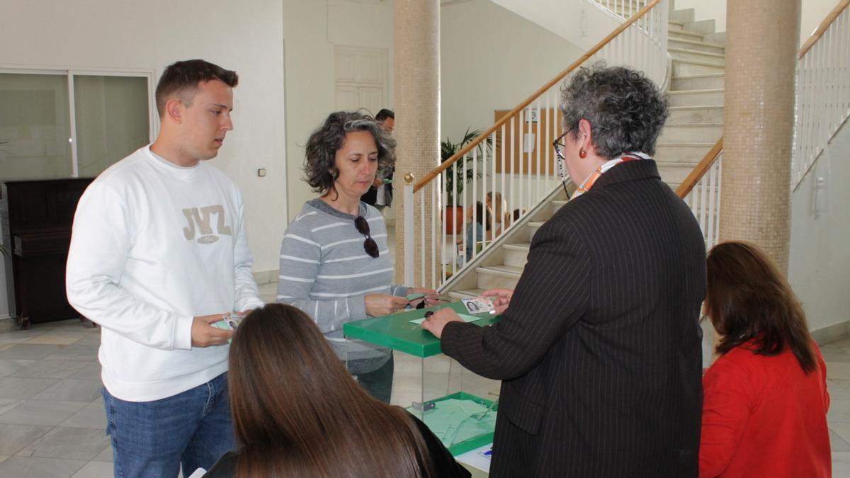Votantes en un colegio electoral de Priego de Córdoba.