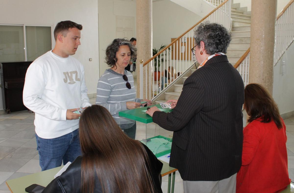 Votantes en un colegio electoral de Priego de Córdoba.