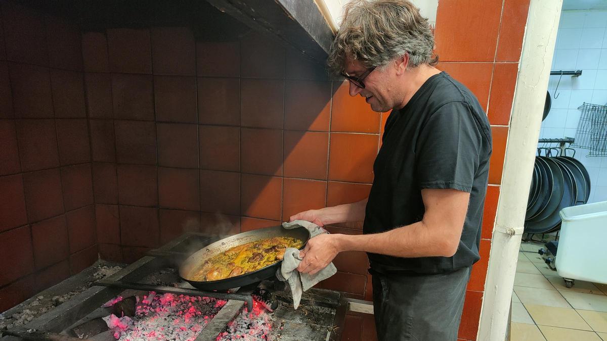 Vicente Rioja cocina una paella con leña para dos personas en el restaurante Rioja.