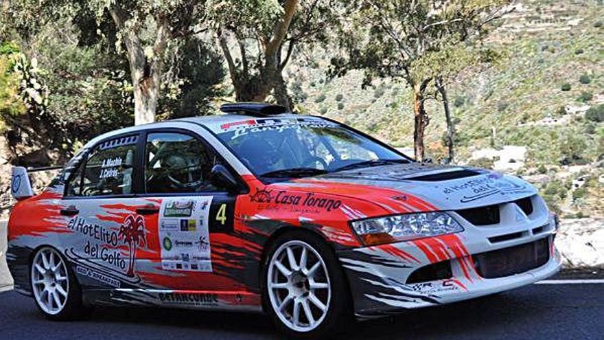 Aníbal Machín y Jorge Cedrés con el Mitsubishi EVO-VIII, en el tramo de La Atalaya..