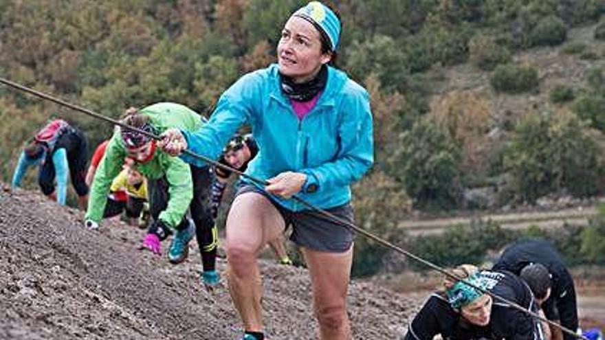 Una participant en la cursa Bell Race d&#039;enguany, pujant el Cogulló, a Sallent