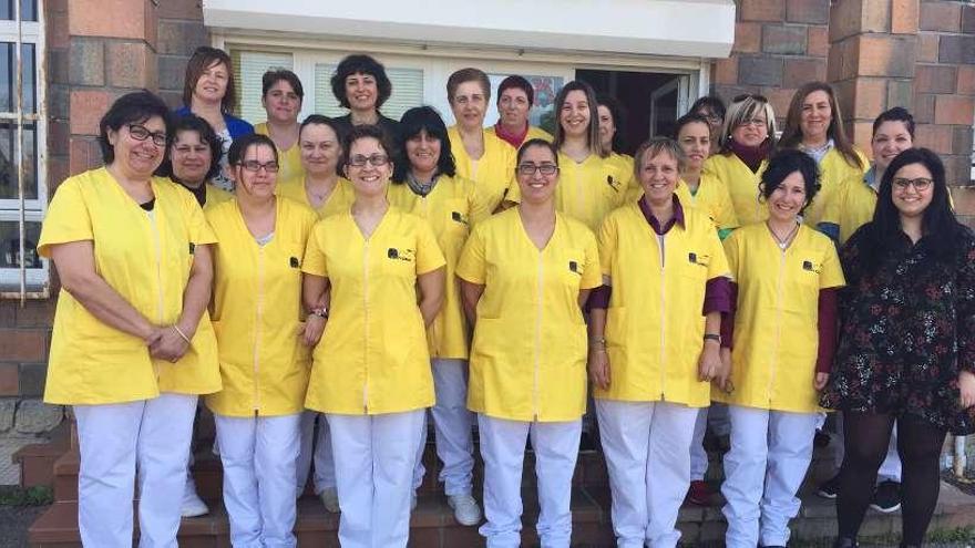 Las trabajadoras del servicios al hogar junto a la alcaldesa, Sandrá González, al fondo. // D.B.M.