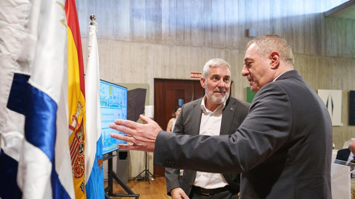 El presidente de Canarias, Fernando Clavijo (i) y el embajador de Uruguay en España, Bernardo Grevier (d).