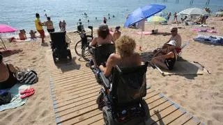 Bañistas piden mejorar la movilidad reducida en la playa de Badalona: "No pararé hasta que sea digna"