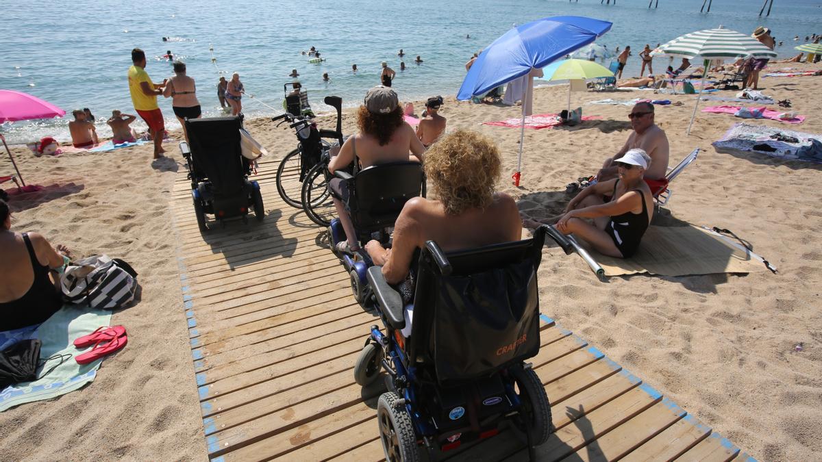 BADALONA 24/08/2023  Barcelona Usuarios de la playa de Badalona aquejados de movilidad reducida para acceder a ella y poder bañarse, así como del mal estado de los materiales que necesitan para bañarse. La asociación 'Badalona Deixem de Ser Invisibles' nos muestra el punto de asistencia al baño, en la playa del Pont del Petroli, donde tienen la silla especial para entarr en el agua inservible, el tramo de madera final de acceso rotas y difìcil acceso en coche. FOTO de RICARD CUGAT