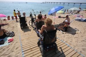 Banyistes demanen millorar la mobilitat reduïda a la platja de Badalona: «No pararé fins que sigui digna»