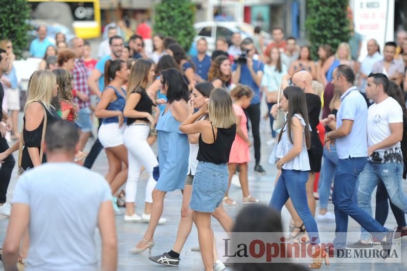 Los bailes latinos salen a la calle en Murcia