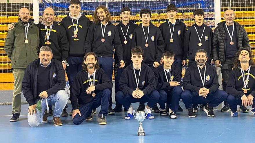 Los jugadores del Escola, con las medallas de bronce.