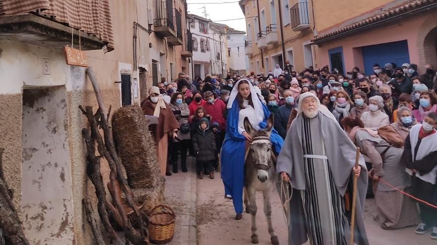 María y José abriéndose camino entre los asistentes a la recreación.