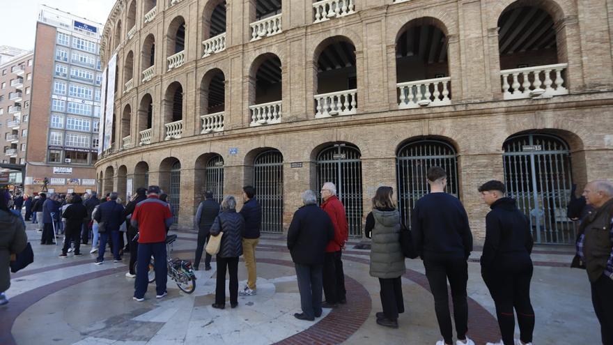 Colas para comprar entradas para la feria taurina de Fallas