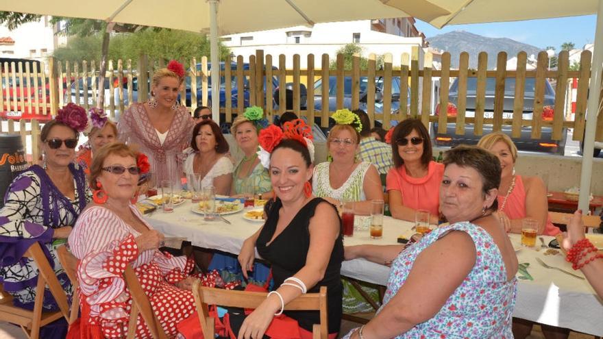 La alcaldesa de Fuengirola, Ana Mula, con un grupo de feriantes.