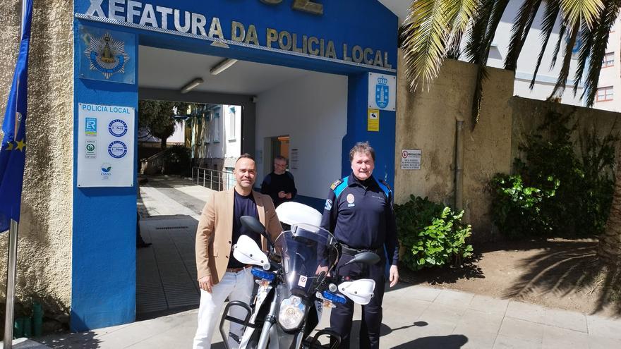 La Policía Local de A Coruña recibe una moto eléctrica para probarla