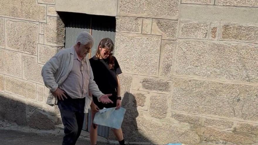 José Freixanes comenta con Irene Vieito o seu traballo na edición Efémera.   | // ALBA NOGUEIRA