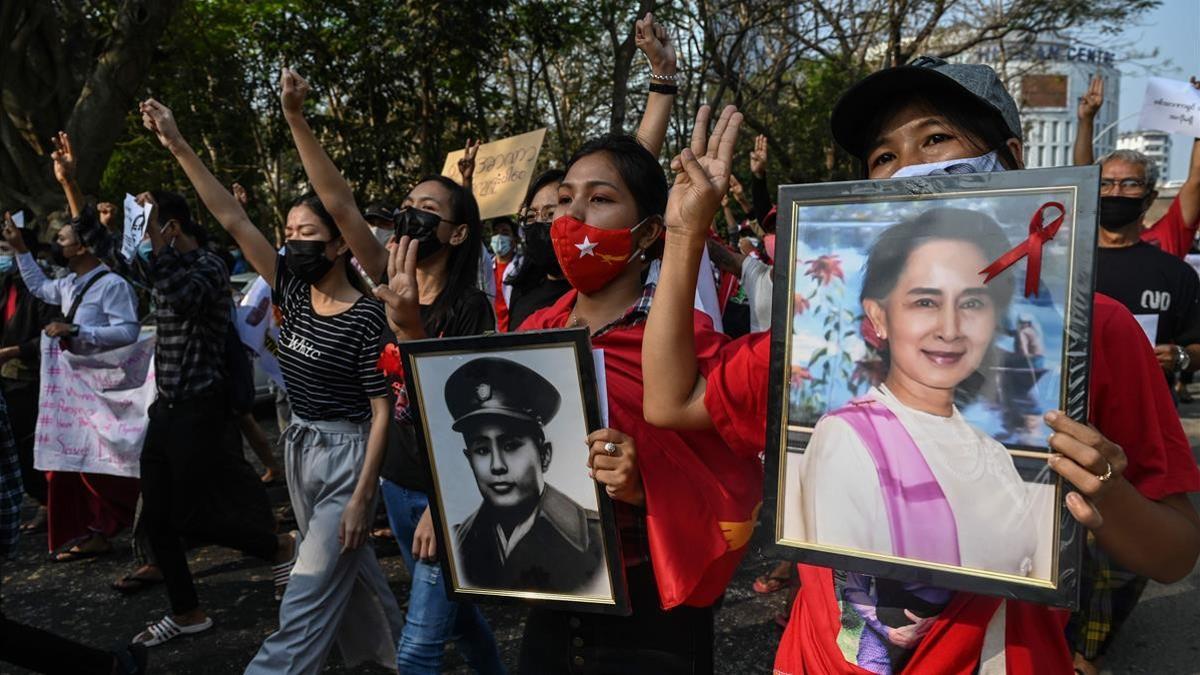 Manifestantes contra el golpe de Estado en Birmania portan la pancarta de la líder Aung San Suu Kyi.