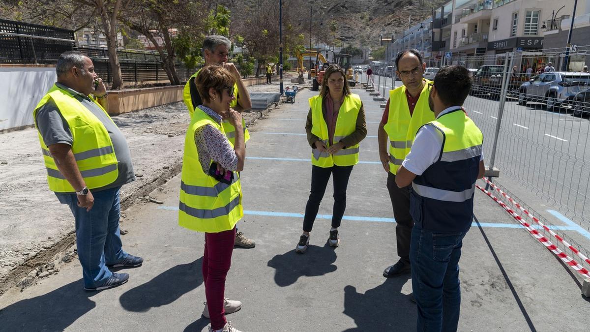 Alcaldesa, concejales Tania Alonso, Ernesto Hernández, Víctor Gutiérrez, con personal de la empresasa adjudicataria de los trabajos.