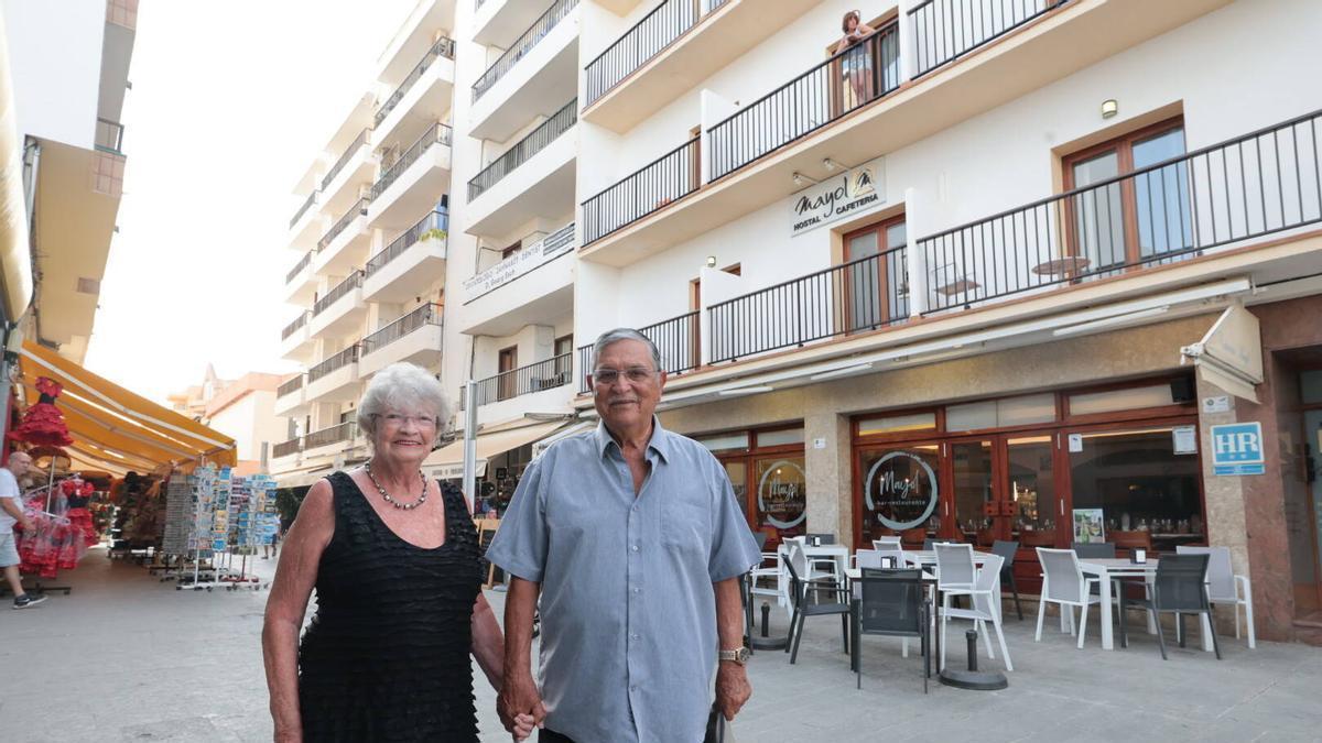 La despedida de Fleurette Ferrer y Juan Barranco de sus familiares de Ibiza en el restaurante Can Mayol