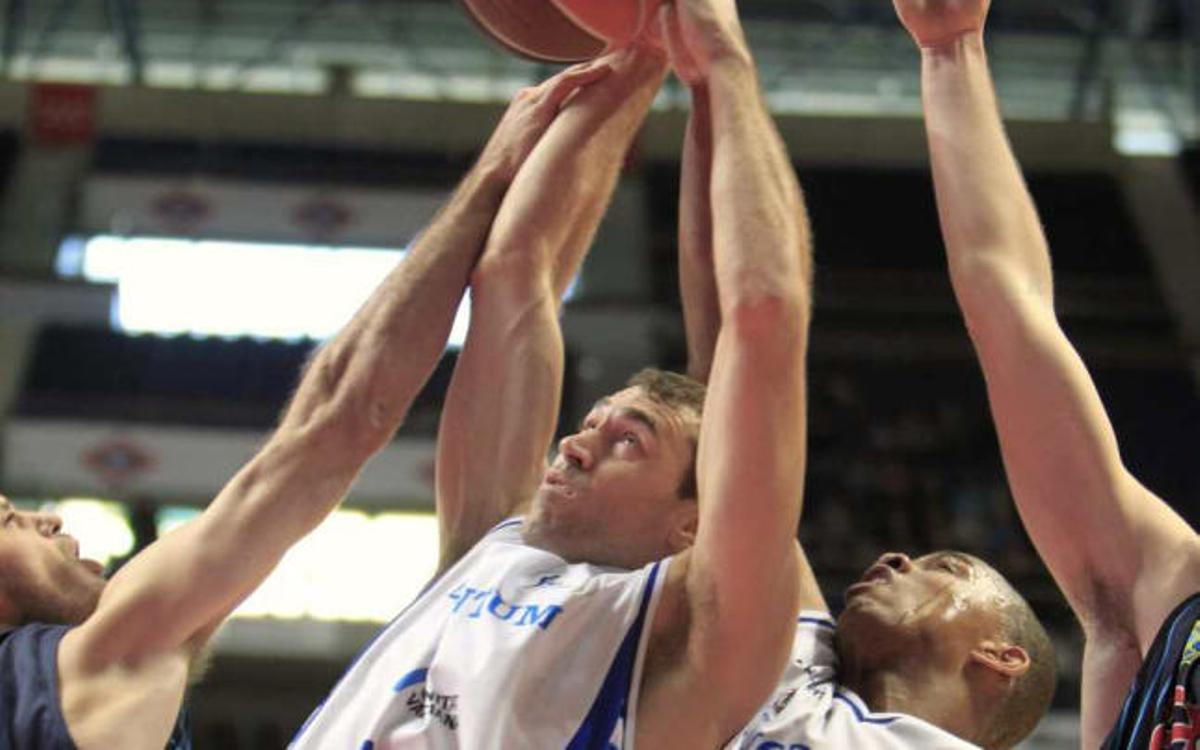 Dewar y Ellis luchan por un rebote.