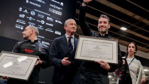 Cédric Sachs (2d), un barman de la céntrica cervecería de Madrid Cuatro Gatos, ha sido galardonado este martes con el premio a mejor sumiller de cerveza 2025 en la cumbre gastronómica Madrid Fusión.