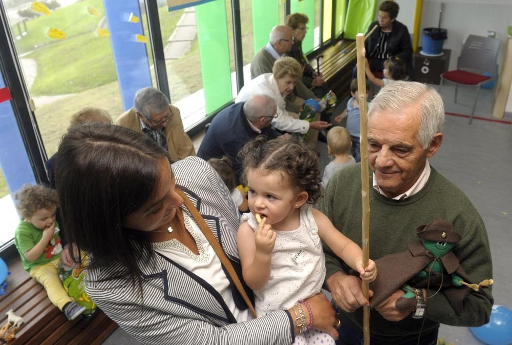 Visita de pacientes con alzheimer de Afaco a la escuela infantil de Os Rosales