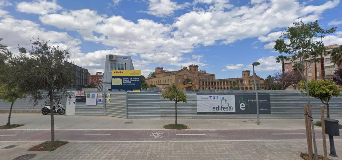 Parcela en la que se están construyendo las viviendas de alquiler asequible en la avenida de Tarongers