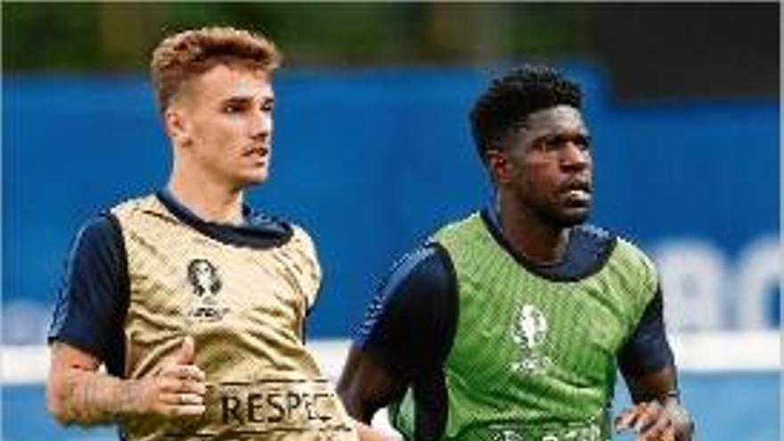 Samuel Umtiti, a la dreta, al costat de Griezmann ahir entrenant-se.