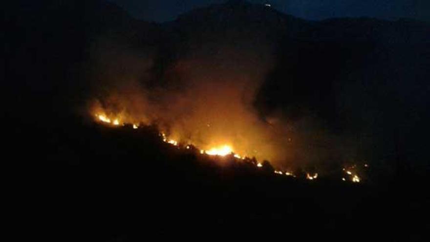 Una quema descontrolada provoca un incendio forestal en Cala Tuent