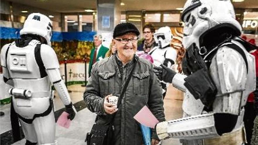 Soldats imperials de «Star Wars» informen en un hospital de Madrid de les donacions de sang.