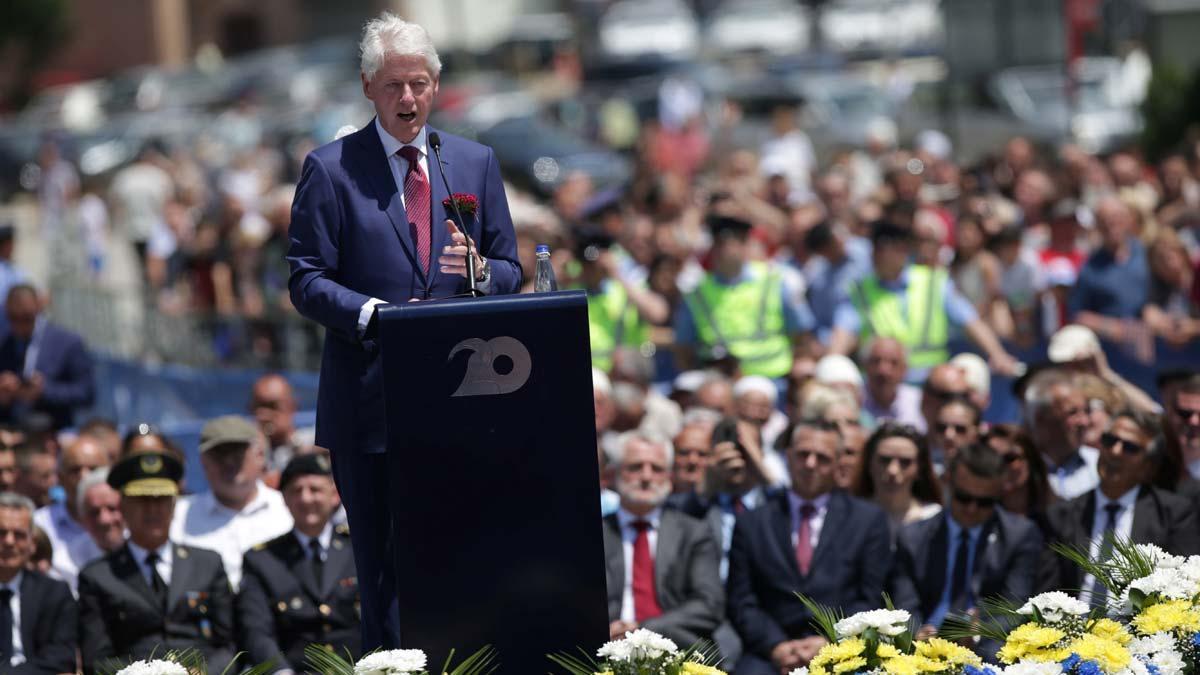 Comienzan los festejos en Kosovo por el 20 aniversario del final de la guerra. En la foto, Bill Clinton durante el discurso pronunciado en Pristina.