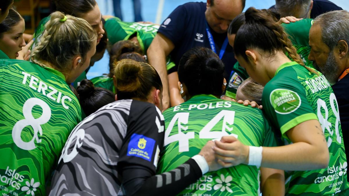 Iñaki Ániz da instrucciones a sus jugadoras durante un tiempo muerto.