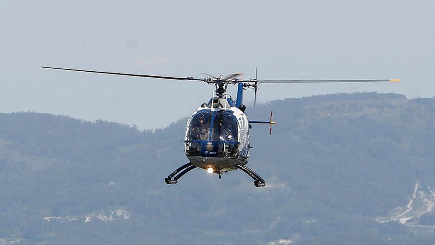 El helicóptero de la Policía Nacional, sobrevolando Vigo. // R. Grobas