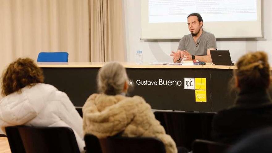 Santiago Armesilla, ayer, durante su ponencia en la Fundación Gustavo Bueno.