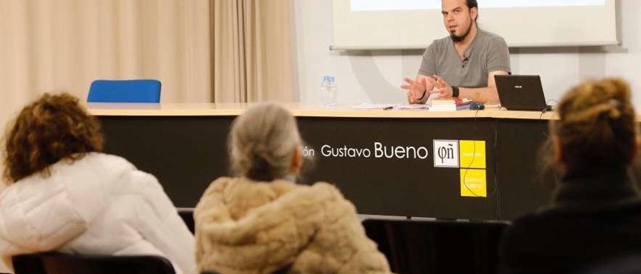 Santiago Armesilla, ayer, durante su ponencia en la Fundación Gustavo Bueno.