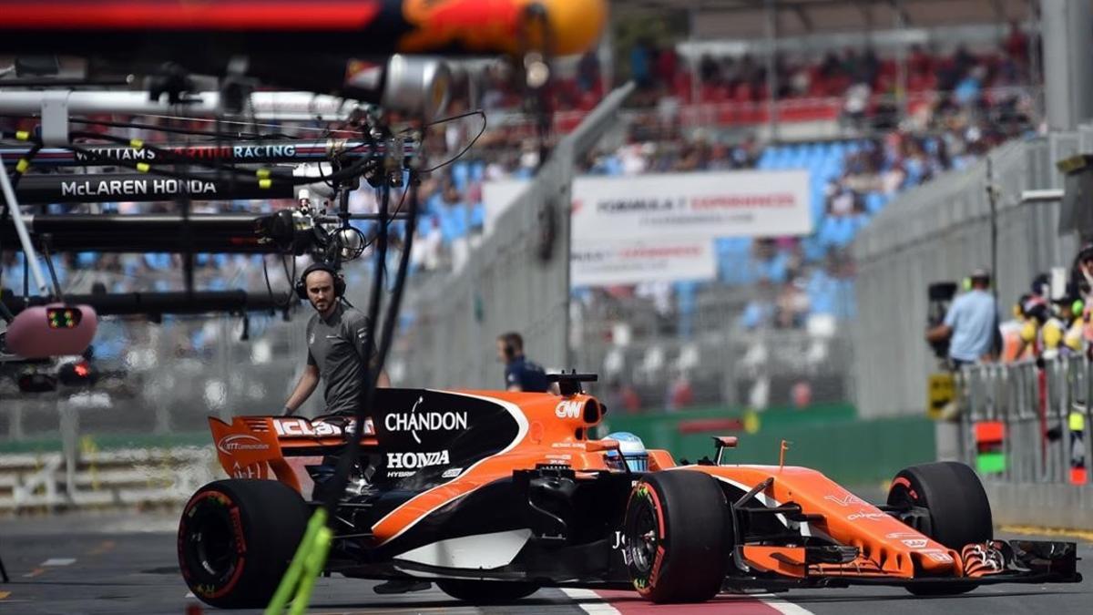 Fernando Alonso sale de boxes con su McLaren durante los entrenamientos libres del GP de Australia.