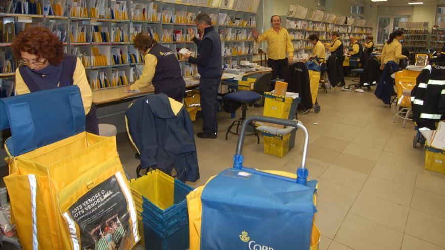 Los sindicatos de Correos convocan para este viernes una huelga.