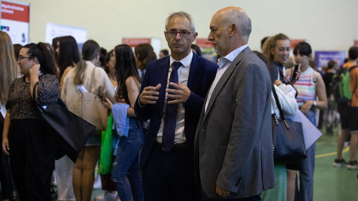 Ricardo Rivero, en la Feria de Bienvenida del Campus Viriato, junto a José Luis Pérez, director de la Politécnica.