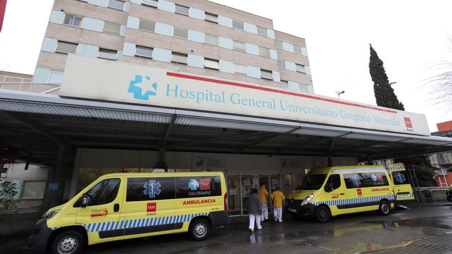 Varias ambulancias en el Hospital Gregorio Marañón, en Madrid