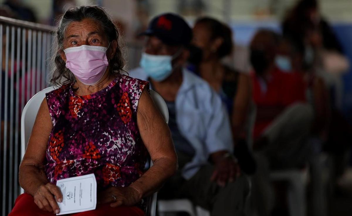 Mujeres y minorías étnicas, las principales afectadas por la pandemia según Amnistía Internacional. En la foto, una mujer espera su turno para recibir la segunda dosis de la vacuna Pfizer contra la covid-19 en la escuela republica de Colombia en San Miguelito (Panamá).