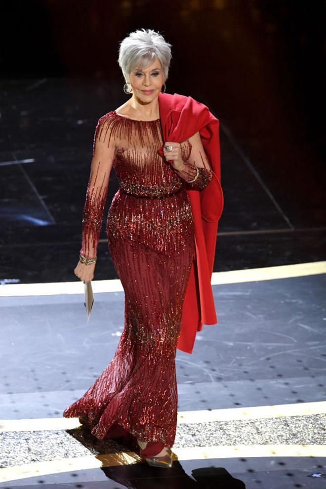 Jane Fonda en los Premios Oscar 2020, con un vestido de Elie Saab que ya llevó en Cannes en 2014 y su famoso abrigo rojo