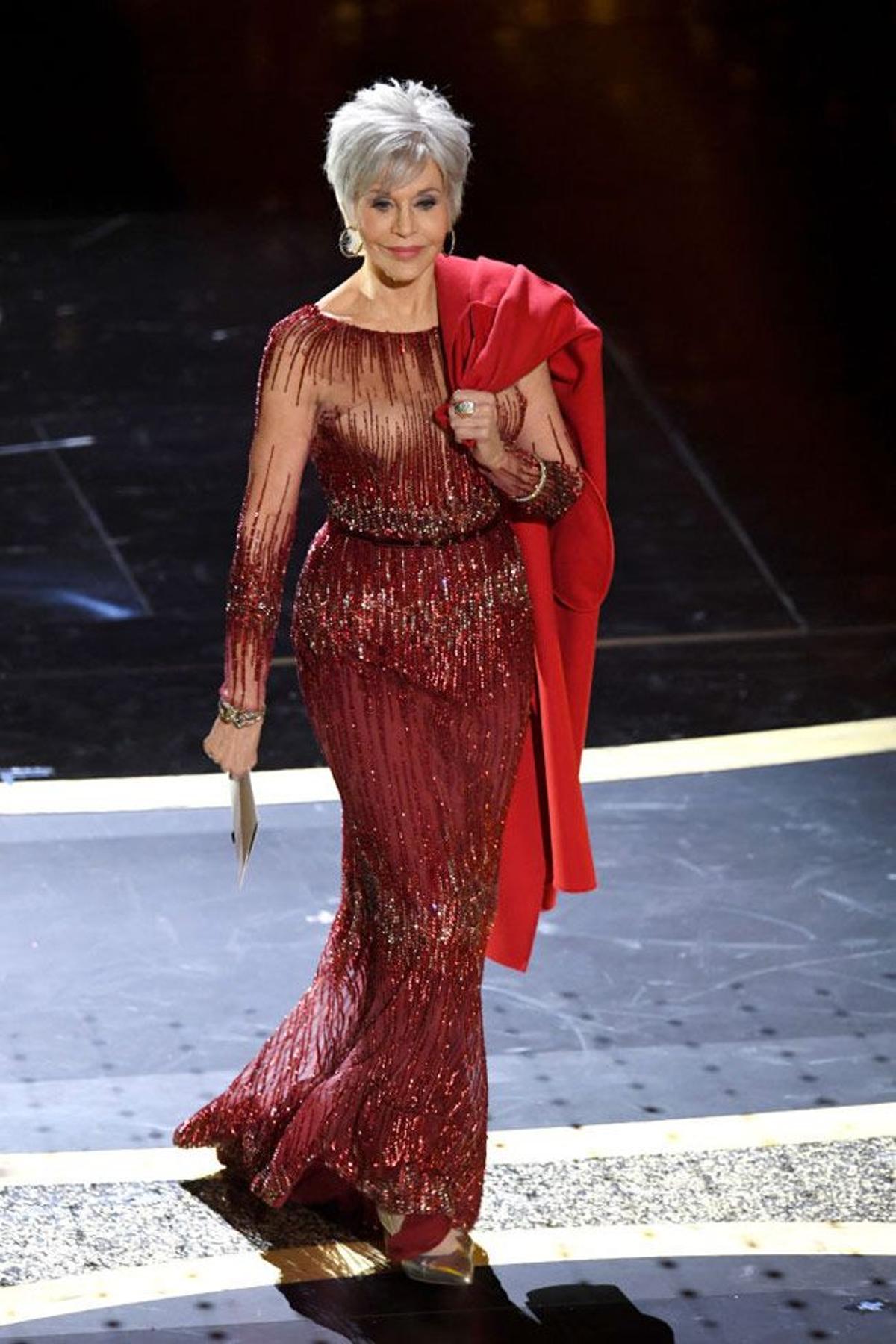 Jane Fonda en los Premios Oscar 2020, con un vestido de Elie Saab que ya llevó en Cannes en 2014 y su famoso abrigo rojo