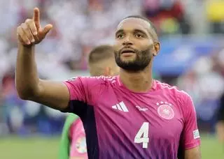 Jonathan Tah apunta al Barça o al Bayern en junio