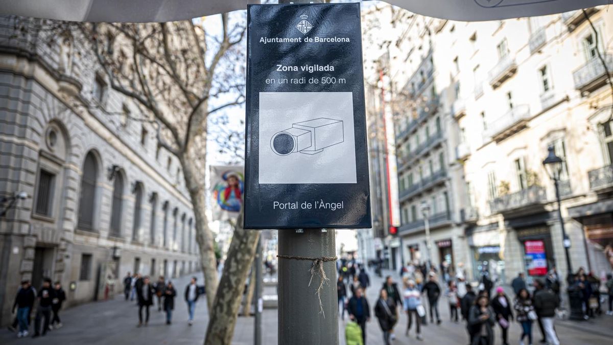 Cartel en Portal de l'Àngel que informa de la presencia cercana de cámaras de seguridad