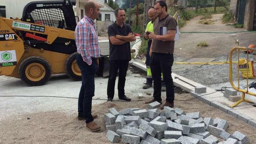 Félix Juncal y el aparejador, ayer con responsables de la obra.