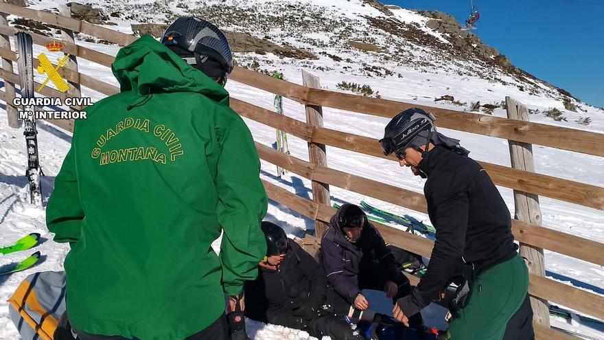 Prácticas realistas en Pajares: una patrulla del Greim de ejercicios asiste a un esquiador accidentado