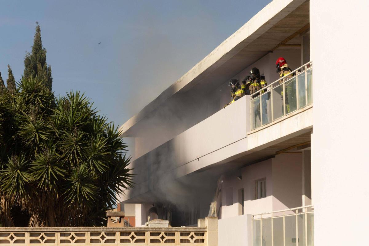 Impresionantes imágenes de los destrozos provocados por la explosión de un piso en Ibiza